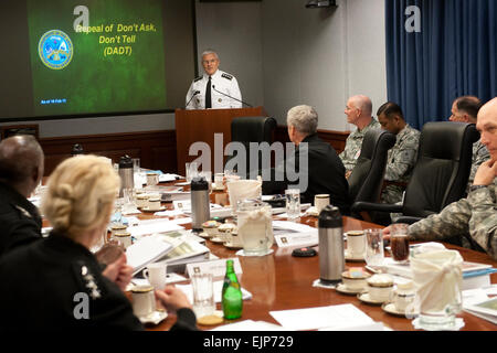 Stabschef der Armee, General George W. Casey Jr., startet der Armee Don't Fragen Sie Don't Tell Aufhebung Kette Lehren zu Führungskräften aus über die Kraft während der 4-Sterne-Konferenz im Pentagon in Washington D.C., 17. Februar 2011. Die Armee soll für den aktiven Dienst Kraft bis Mitte Juli und die Reserve-Komponente von Mitte August absolvieren. Die Ausbildung zur Verfügung gestellt, dass Führungskräfte mit den Werkzeugen, die sie benötigen, um die Kraft auf, was in einem Post erwartet wird zu erziehen Umwelt aufzuheben. www.Defense.gov/Home/Features/2010/0610 gatesdadt/ www.defense.gov/home/features/2010/0610 gatesdadt/ Stockfoto