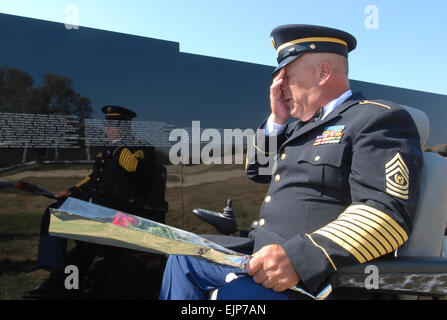 Pensionierte US Armee Sgt. Major Brian Waters, der 101st Airborne Division ist mit Emotion überwinden, als er The Moving Wall am historischen Fort Concho in San Angelo, Texas, 12. Oktober 2007 besucht. Die Nachbildung des Vietnam Veterans Memorial in Washington, D.C., reist nach mehreren Städten im Laufe des Jahres und Tourneen führten das Land in den letzten zwanzig Jahren.  Angela B. Malek Staff Sgt veröffentlicht Stockfoto