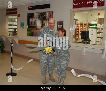 Major General James Gilman, Kommandant der Brooke Army Medical Center und Great Plains Regional Medical Command und Oberst Thirsa Martinez, Direktor des Department of Pharmacy an BAMC, durchschneiden eine Band 14. April bedeutete die Eröffnung der Apotheke Krieger, die entworfen wurde, um mehr Zeit mit dem Krieger und ihren Familien für die medikamentöse Therapie zu erstellen.  Jen Rodriguez Stockfoto