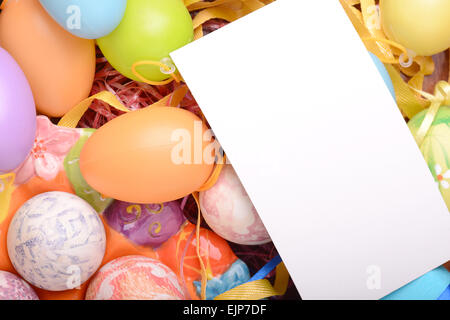 Ostern-Einstellung mit Geschenk-Box und Frühlings-Dekoration Stockfoto