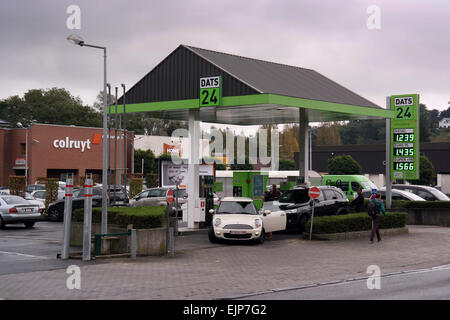 WALLONIEN, Belgien - Oktober 2014:Dats 24 Tankstelle, Colruyt Einzelhandel Konzern haben verzweigte sich in Benzin-Einzelhandel. Stockfoto