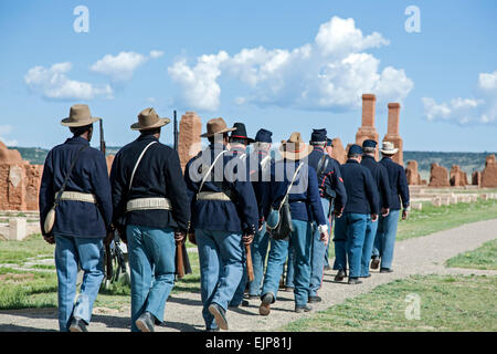 Bürgerkrieg-Ära Union Soldat Reenactors marschieren in Formation, Fort Union National Monument, New Mexico USA Stockfoto