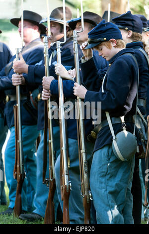 Bürgerkrieg-Ära Union Soldat Reenactors in Bildung, Fort Stanton Live!, Fort Stanton, New Mexico, Vereinigte Staaten Stockfoto