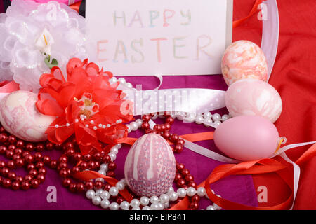 Ostern-Hintergrund mit Eiern und Geschenk-box Stockfoto