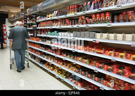 WALLONIEN, Belgien - Oktober 2014: Regale mit einer Vielzahl von Schokoladenprodukten in einem Carrefour Hypermarkt Stockfoto