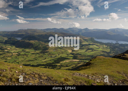 Juni 2014 - The Lake District, Cumbria - Hallen Fell Ridge und Umgebung - Ansicht von oben von Blencathra Stockfoto