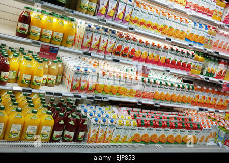 WALLONIEN, Belgien - Oktober 2014: Kühlregale mit einer Vielzahl Flaschen Saft bei einem Carrefour Hypermarkt Stockfoto