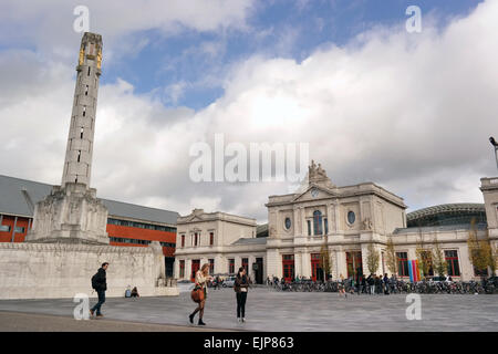 LEUVEN, Belgien - Oktober 2014: Martelarenplein vor Leuven Station Hauptbahnhof von Leuven Stockfoto