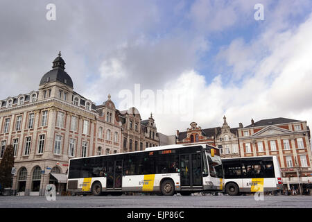 LEUVEN, Belgien - Oktober 2014: Stadtbusse auf der Martelarenplein im belgischen Leuven in Belgien Stockfoto