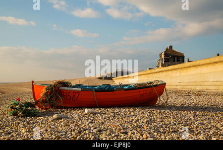 Einsame Fischerboote vertäut am Chesil Beach Stockfoto
