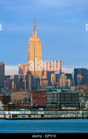 Empire State Building und Midtown Manhattan über den Hudson River, New York, Vereinigte Staaten von Amerika Stockfoto