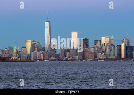 Freiheitsstatue, One World Trade Center und die Innenstadt von Manhattan über den Hudson River, New York, Vereinigte Staaten von Amerika Stockfoto