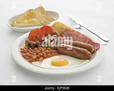 Englische, schottische, irische Welsh Frühstück Würstchen Spiegelei Speck, gebackene Bohnen Tomaten Champignons Rösti toast Stockfoto