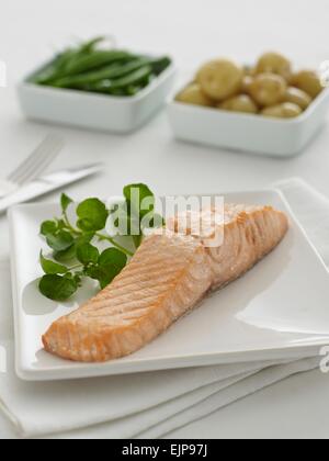 Einfache versilbert Mahlzeit aus Pfanne gebratene plain Filet Lachs Fisch mit Brunnenkresse und separate quadratische Gerichte aus Gemüse Stockfoto