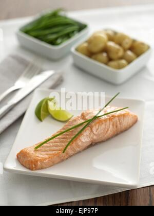 Einfache versilbert Mahlzeit aus Pfanne gebratene plain Filet Lachs Fisch mit Limette Schnittlauch und separate quadratische Gerichte aus Gemüse Stockfoto