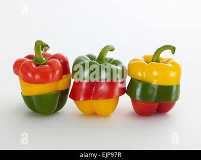 drei Pfeffer gelb rot grün in drei Teile dann wieder zusammen als Tricolor Gemüse in Scheiben geschnitten Stockfoto