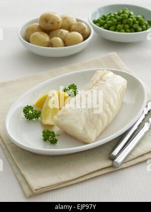 vergoldete Mahlzeit Pfanne gebraten plain Filet vom Schellfisch oder Kabeljau Fisch mit Zitrone, Petersilie und separaten Schüsseln Gemüse Stockfoto