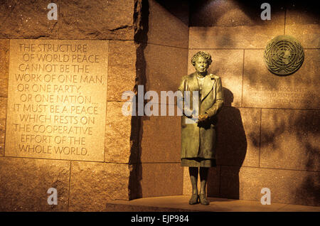 Eine Skulptur von First Lady Eleanor Roosevelt auf dem Franklin Delano Roosevelt Memorial, Washington D.C., USA. Stockfoto