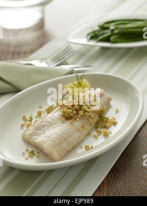 Vergoldete Mahlzeit des plain Filet vom Schellfisch oder Kabeljau Fisch mit Zitrone Dill und Semmelbrösel Stockfoto