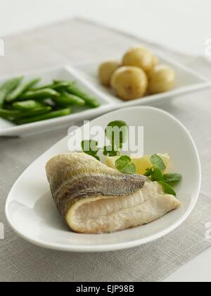 Vergoldeten Mahlzeit Pfanne gebraten plain Filet vom Hering Fisch mit Zitrone Wasser Kresse Erbsen gekochte neue Kartoffeln gehackte grüne Bohnen Stockfoto