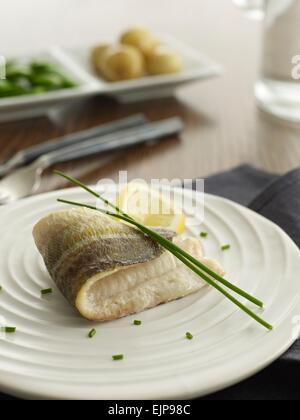 Einfache versilbert Mahlzeit aus Pfanne gebratene plain Filet vom Hering Fisch mit Zitrone Schnittlauch gekochten neuen Kartoffeln gehackte grüne Bohnen Stockfoto