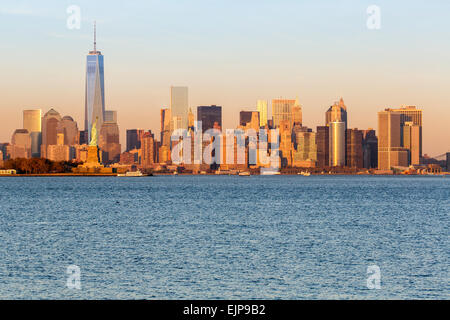 Freiheitsstatue, One World Trade Center und die Innenstadt von Manhattan über den Hudson River, New York, Vereinigte Staaten von Amerika Stockfoto