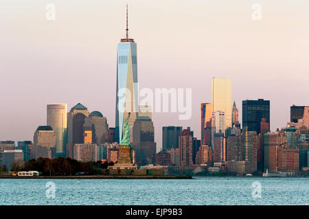 Freiheitsstatue, One World Trade Center und die Innenstadt von Manhattan über den Hudson River, New York, Vereinigte Staaten von Amerika Stockfoto