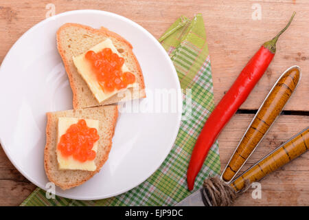 Sandwich mit rotem Kaviar auf weißen Teller Stockfoto