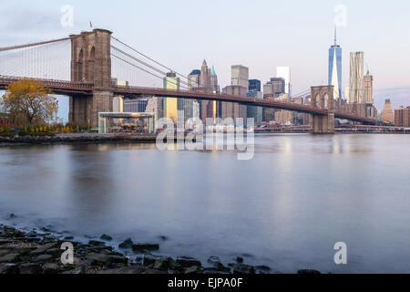 USA, New York City Downtown Financial District von Manhattan, One World Trade Center und die Brooklyn Bridge Stockfoto