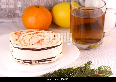 süße Kuchen auf weißen Teller und Früchten Stockfoto