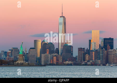 Freiheitsstatue, One World Trade Center und die Innenstadt von Manhattan über den Hudson River, New York, Manhattan, USA Stockfoto