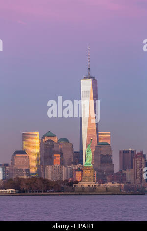 One World Trade Center und die Innenstadt von Manhattan über den Hudson River, New York, Vereinigte Staaten von Amerika Stockfoto