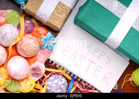 Ostern-Hintergrund mit Eiern und Geschenk-box Stockfoto