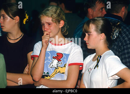 Schüler trauern ihre Freunde getötet an Bord TWA Airlines Flug 800 bei einer Trauerfeier 18. Juli 1996 in Montoursville, Pennsylvania. TWA Flug 800 explodiert aus East Moriches, NY mit dem Verlust von 230 Leben einschließlich 21 Schüler aus der Stadt. Stockfoto