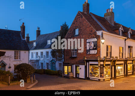 Abend auf Cliffe High Street in Lewes, England. Stockfoto