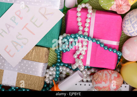 Ostern-Hintergrund mit Eiern und Geschenk-box Stockfoto