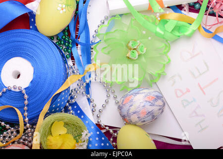 Ostern-Hintergrund mit Eiern und Geschenk-box Stockfoto