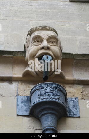 Seltsame Fallrohr auf der Seite des Eton College Kapelle. Keine Ahnung was das ist! :-) Stockfoto