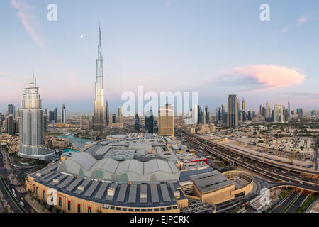 Wolkenkratzer an der Sheikh Zayed Road, Dubai, Vereinigte Arabische Emirate und Burj Khalifa erhöht, Ansicht Stockfoto