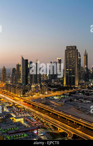 Vereinigte Arabische Emirate, Dubai, Sheikh Zayed Rd, Verkehr und neue Hochhäuser entlang Dubais Hauptstraße Stockfoto