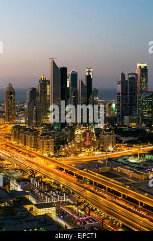 Vereinigte Arabische Emirate, Dubai, Sheikh Zayed Rd, Verkehr und neue Hochhäuser entlang Dubais Hauptstraße Stockfoto