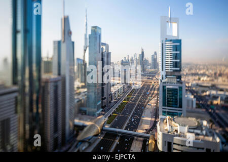 Dubai, Vereinigte Arabische Emirate, Wolkenkratzer an der Sheikh Zayed Road, erhöht, Ansicht Stockfoto