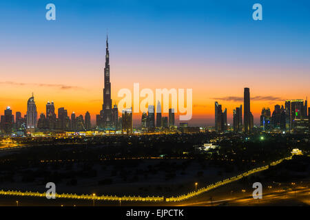 Burj Khalifa, Dubai, Vereinigte Arabische Emirate und Wolkenkratzer an der Sheikh Zayed Road, erhöhten Blick am Abend Stockfoto