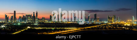 Dubai, Vereinigte Arabische Emirate, Abend Skyline und Wolkenkratzer auf der Sheikh Zayed Road, erhöhten Panoramablick Stockfoto