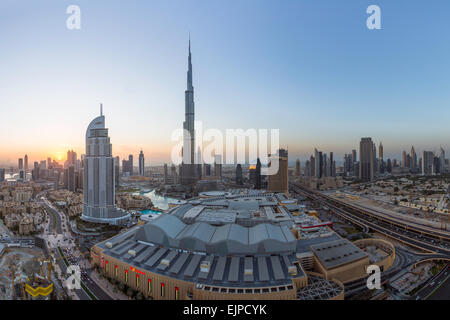 Burj Khalifa Dubai VAE erhöhte Ansicht mit Skyline Innenstadt Stockfoto