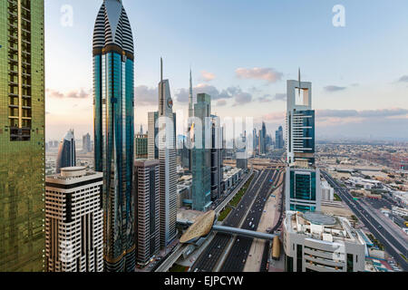 Dubai, Vereinigte Arabische Emirate, neue Hochhäuser und Verkehr auf der Sheikh Zayed Road Stockfoto