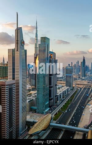 Dubai, Vereinigte Arabische Emirate, neue Hochhäuser und Verkehr auf der Sheikh Zayed Road Stockfoto