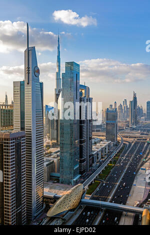 Dubai, Vereinigte Arabische Emirate, neue Hochhäuser und Verkehr auf der Sheikh Zayed Road Stockfoto