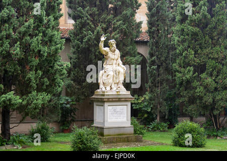 Basilica di Santa Croce oder Basilika des Heiligen Kreuzes, berühmten Franziskanerkirche in Florenz, Italien. Inneren Hof mit unk Stockfoto