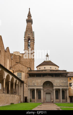 Basilica di Santa Croce oder Basilika des Heiligen Kreuzes, berühmten Franziskanerkirche in Florenz, Italien. Inneren Hof und Glocke Stockfoto